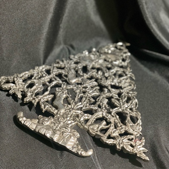 Vintage Christmas Tree metal trivet, hot plate, wall hanging - Picture 13 of 13